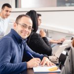 Student der Technischen Hochschule Deggendorf sitzt im Campus